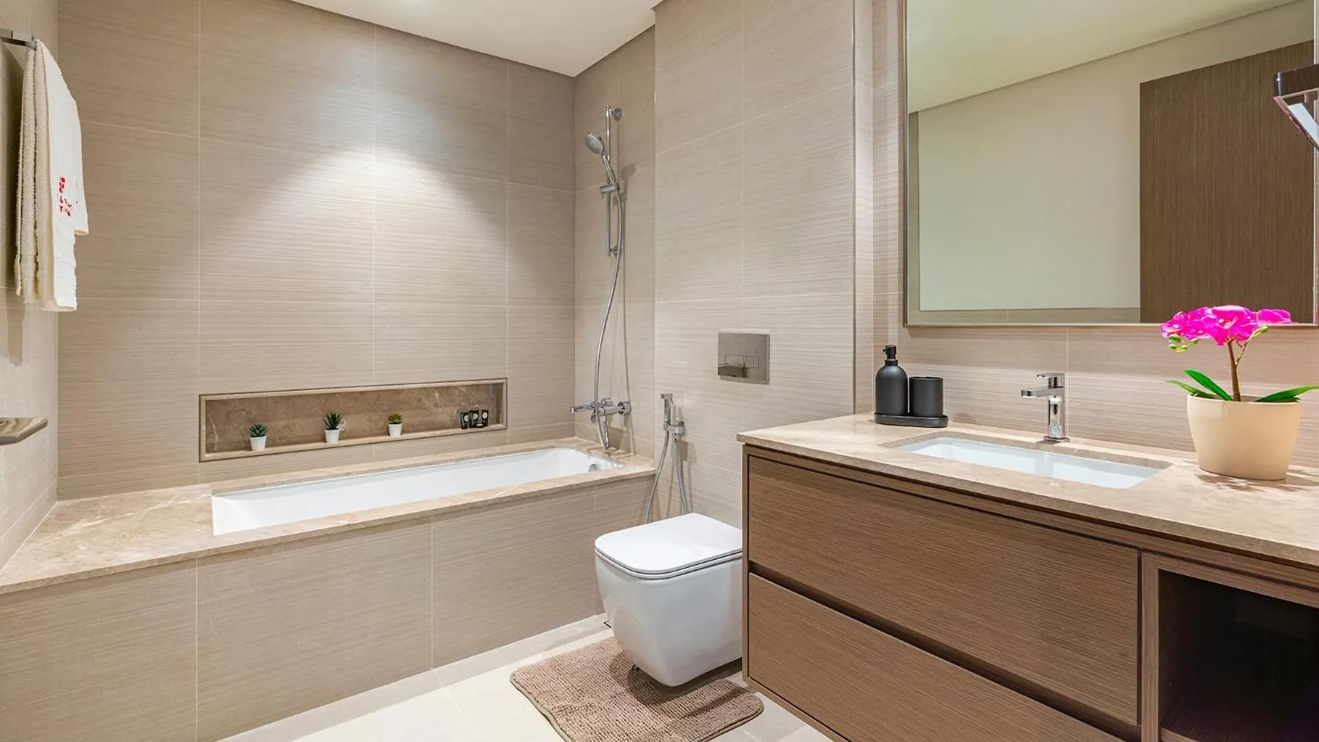 Prime Location - Full Burj Khalifa & Dancing Fountains Show - 1704 Dubai Apartment