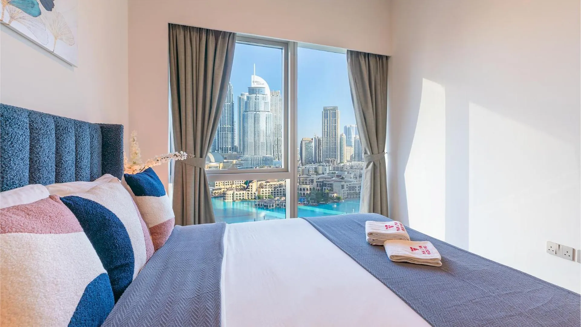 Prime Location - Full Burj Khalifa & Dancing Fountains Show - 1704 Dubai Apartment